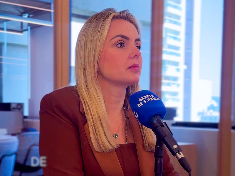 Clariana Barão concedendo entrevista à Gazeta de S. Paulo